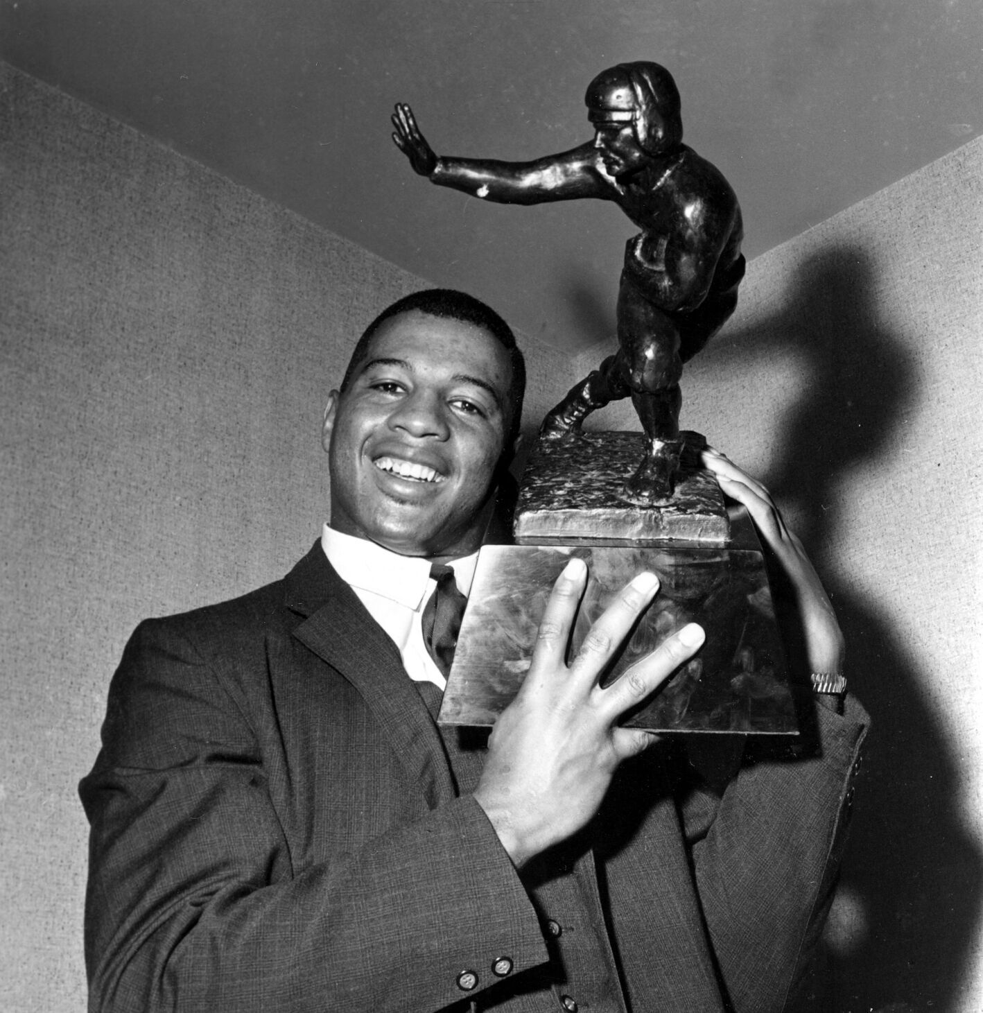 1961: Syracuse running back Ernie Davis becomes first Black player to win Heisman Trophy